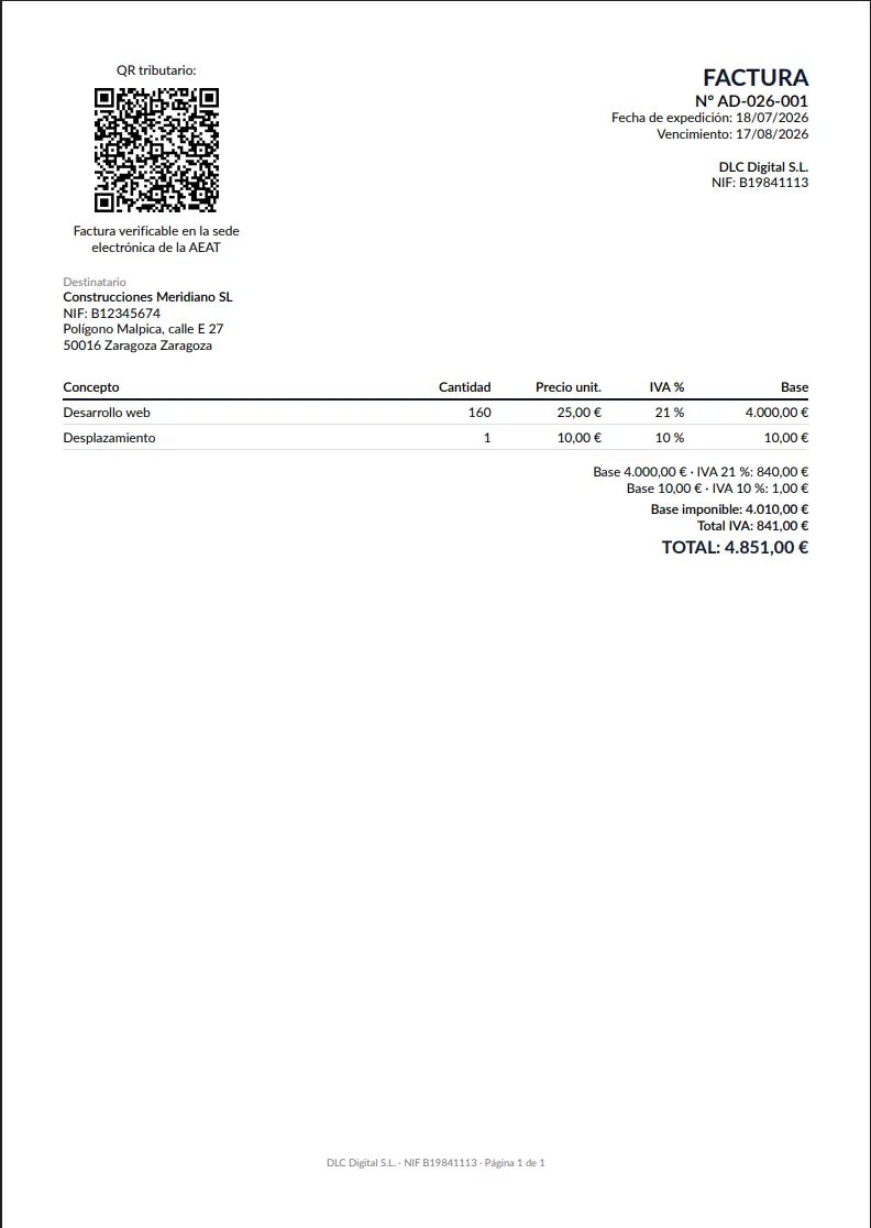 Factura en PDF generada por Pleia, con el QR tributario, la leyenda «Factura verificable en la sede electrónica de la AEAT» y el desglose por tipo de IVA.